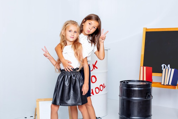 Kinder Schulkinder zwei Mädchen glücklich schön auf weißem Hintergrund zurück zur Schule