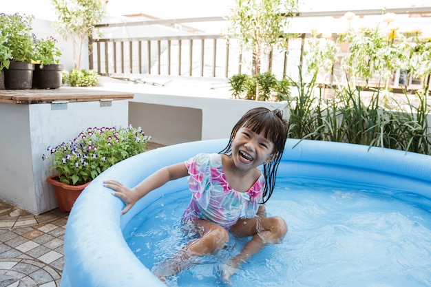 Kinder schwimmen im Inftable-Pool