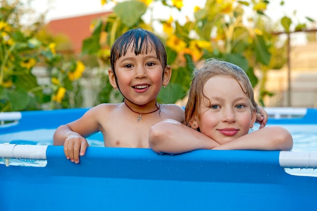 Kinder schwimmen im Pool der Datscha