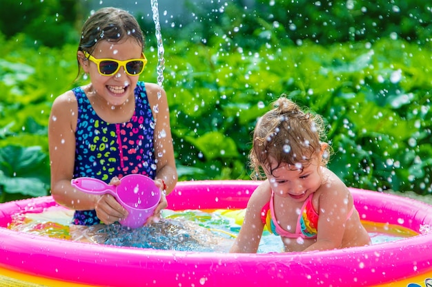 Kinder schwimmen im Pool Selektiver Fokus