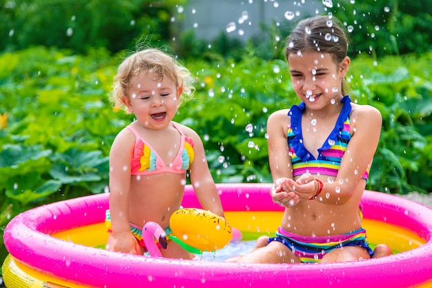 Kinder schwimmen im Pool Selektiver Fokus