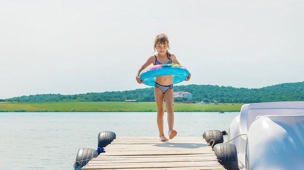 Kinder schwimmen im See.