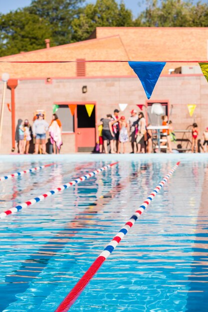 Kinder schwimmen im Sommer im Außenpool.