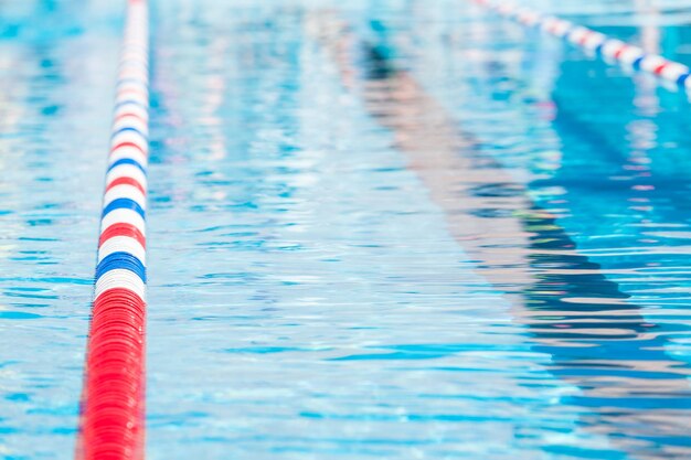 Kinder schwimmen im Sommer im Außenpool.