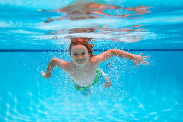 Kinder schwimmen und tauchen unter Wasser im Schwimmbad, Strand, Meer und Wasserspaß