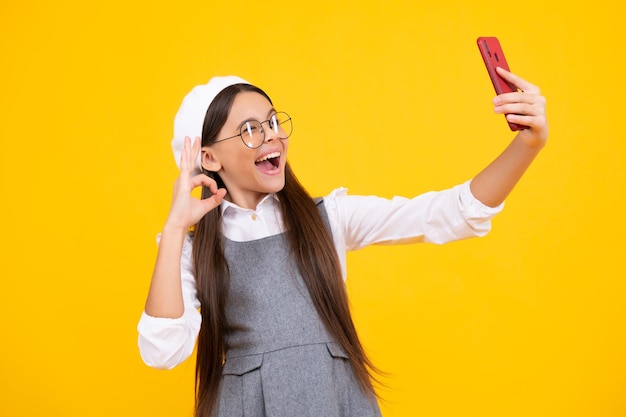 Kinder selfie Teenager-Mädchen nutzen Smartphone Social Media chatten Handy tragen stilvolle Freizeitkleidung