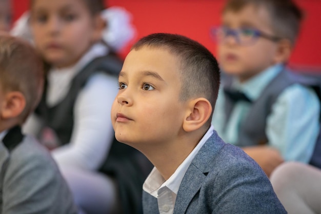 Kinder sitzen am 1. September 2019 an ihren Schreibtischen in der Klasse in Moskau, Russland.