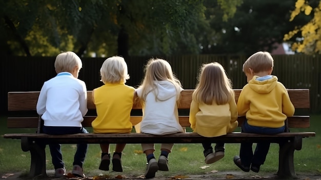 Kinder sitzen auf der Bank