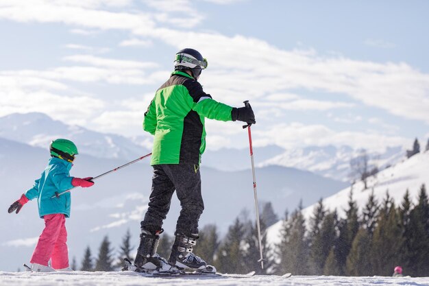 Kinder Skifahren und Snowboarden im Skigebiet Berge