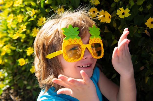 Kinder Sommerfest. Glückliche Kindheit. Sommerstimmung. Kind mit Sonnenbrille.