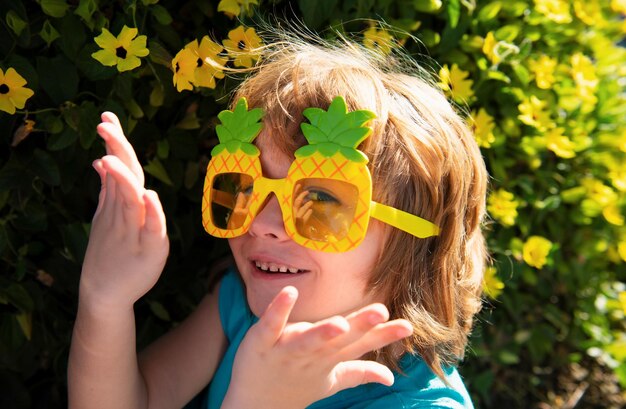 Kinder-Sommerparty Glückliche Kindheit Sommer-Vibrationen Kind in Sonnenbrille