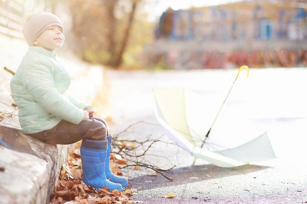 Kinder spazieren im Herbstpark im fallxA