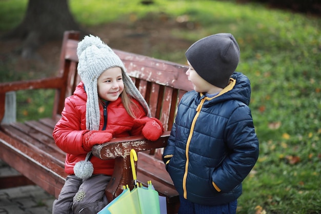 Kinder spazieren im Herbstpark im fallxA