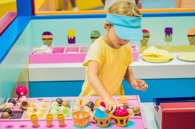 Kinder spielen als Eisverkäufer in der Eisdiele