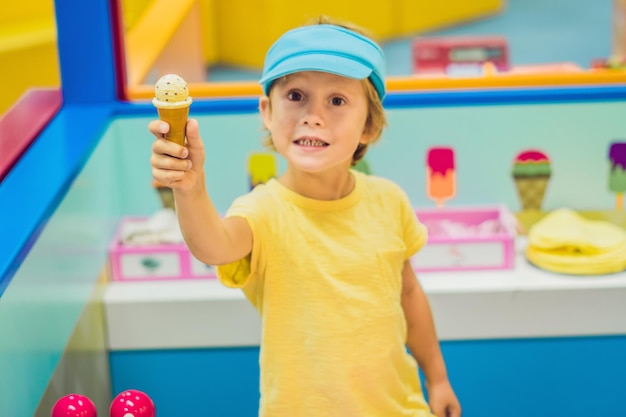 Kinder spielen als Eisverkäufer.