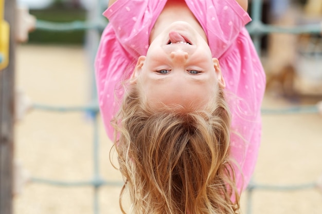 Foto kinder spielen auf dem spielplatz im freien kinder spielen auf dem schul- oder kindergartenhof aktives kind.