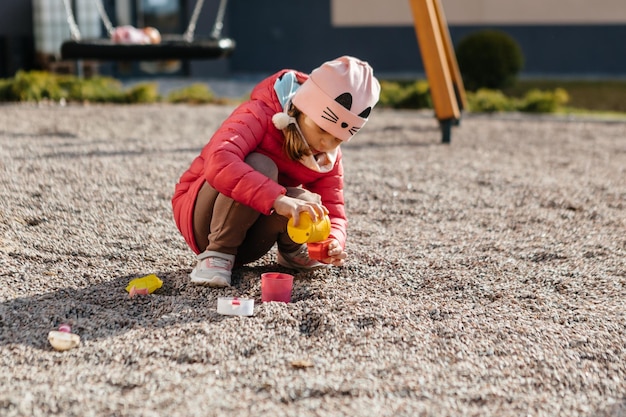 Kinder spielen auf dem Spielplatz