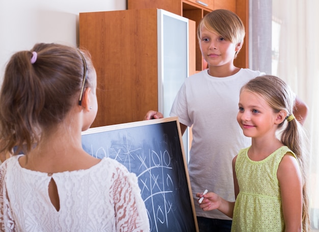 Foto kinder spielen bei noughts und kreuze