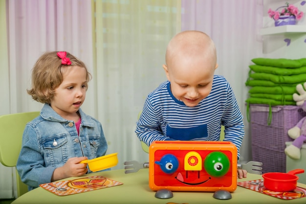 Kinder spielen Brettspiele