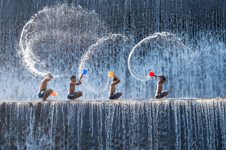 Kinder spielen das Wasser am Klungkung Dam