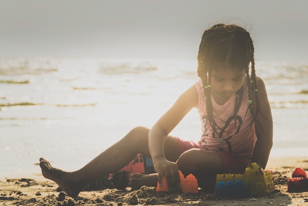 Kinder spielen fröhlich Spielzeug am Strand