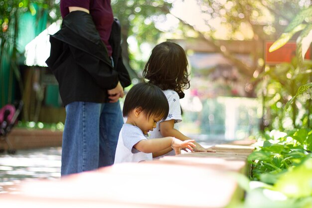 Kinder spielen gerne im Park