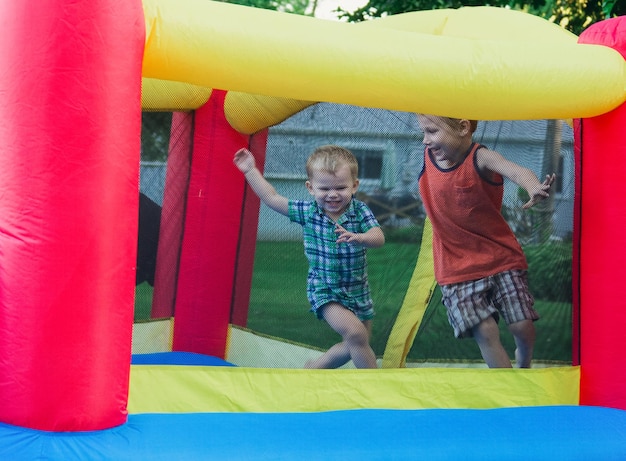 Kinder spielen im Freien