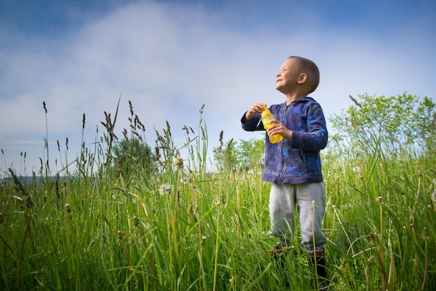 Kinder spielen im Gras