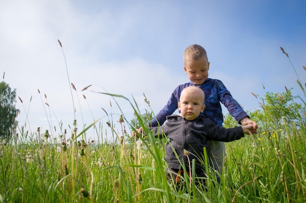 Kinder spielen im Gras