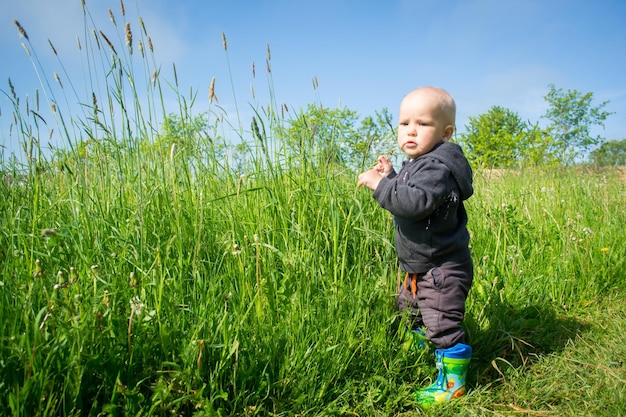 Kinder spielen im Gras