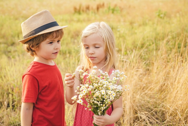 Kinder spielen im Herbstpark Kinderspaß im Freien im Herbst Kleinkinder oder Kinder im Vorschulalter im Herbst