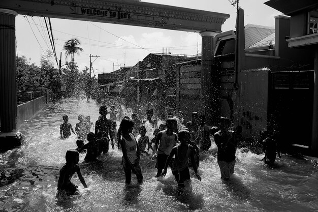 Foto kinder spielen im hochwasser gegen den himmel