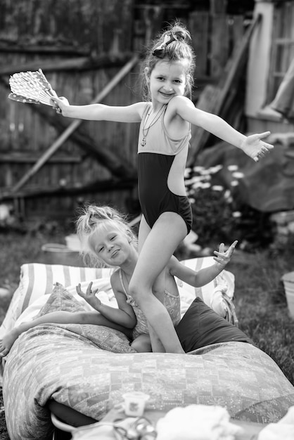 Kinder spielen im Hof eines Hauses im Dorf