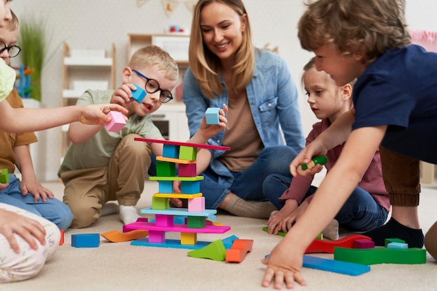 Kinder spielen im Kindergarten mit Spielzeugblöcken