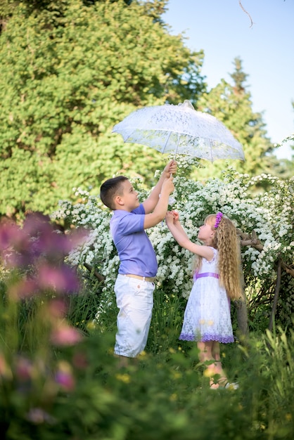 Kinder spielen im Park, ein Mädchen und ein Junge