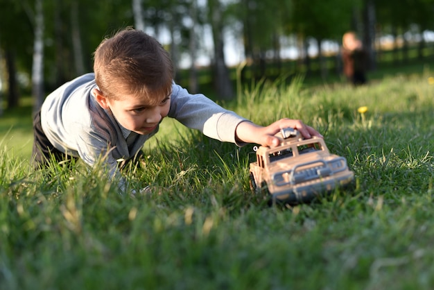 Kinder spielen im Park