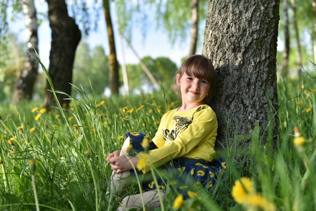 Kinder spielen im Park