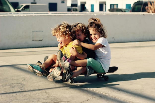 Foto kinder spielen im sommer skateboard auf dem spielplatz