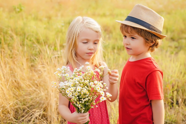 Kinder spielen im Sommerpark Kinderspaß im Freien im Herbst Schöne Kinder spielen