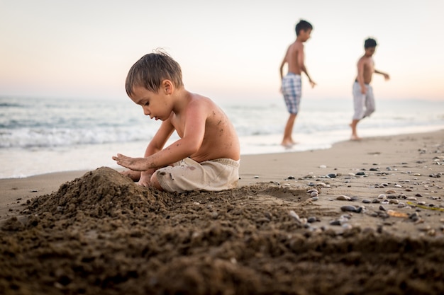 Kinder spielen im Strandsand