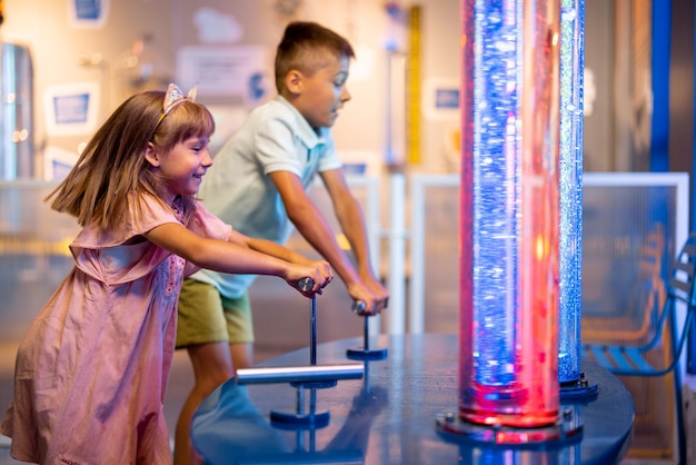 Foto kinder spielen im wissenschaftsmuseum