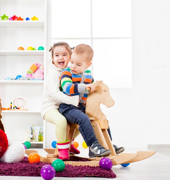 Kinder spielen im Zimmer