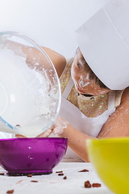 Kinder spielen in der Küche