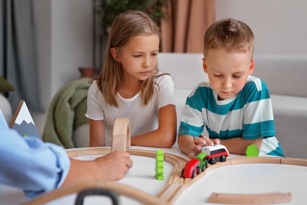 Foto kinder spielen in ruhigen und gemütlichen räumen herum