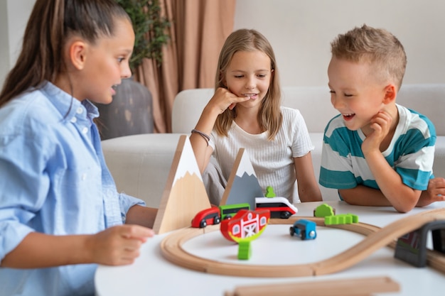 Foto kinder spielen in ruhigen und gemütlichen räumen herum