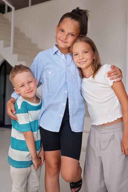 Foto kinder spielen in ruhigen und gemütlichen räumen herum