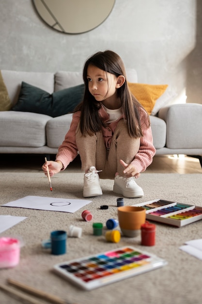 Foto kinder spielen in ruhigen und gemütlichen räumen