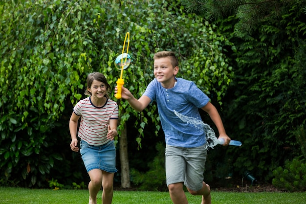 Kinder spielen mit Blasen im Park