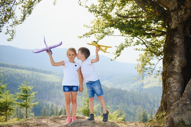 Kinder spielen mit einem Spielzeugflugzeug