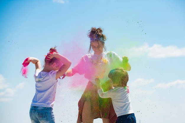 Kinder spielen mit Farbpulver Kinder feiern das Holi-Fest der Farben Splash farbiges Spiel Chi